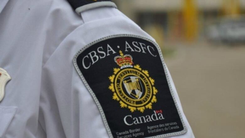 A close-up picture of a CBSA shoulder patch.