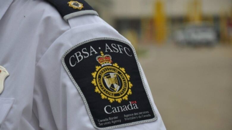 A close-up picture of a CBSA shoulder patch.