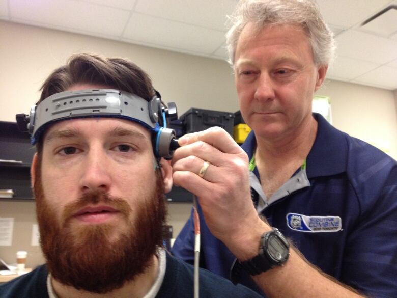 A man wears a testing on his head in a lab 