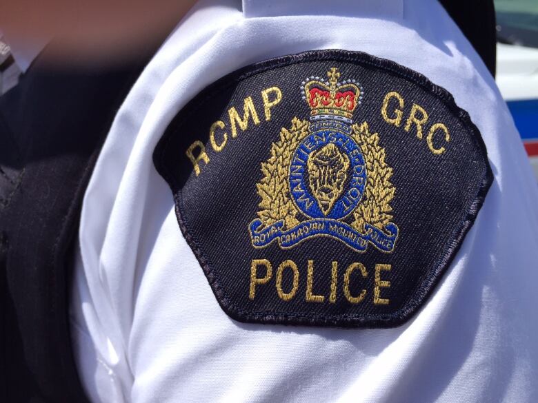 RCMP logo can be seen on an officers uniform. 