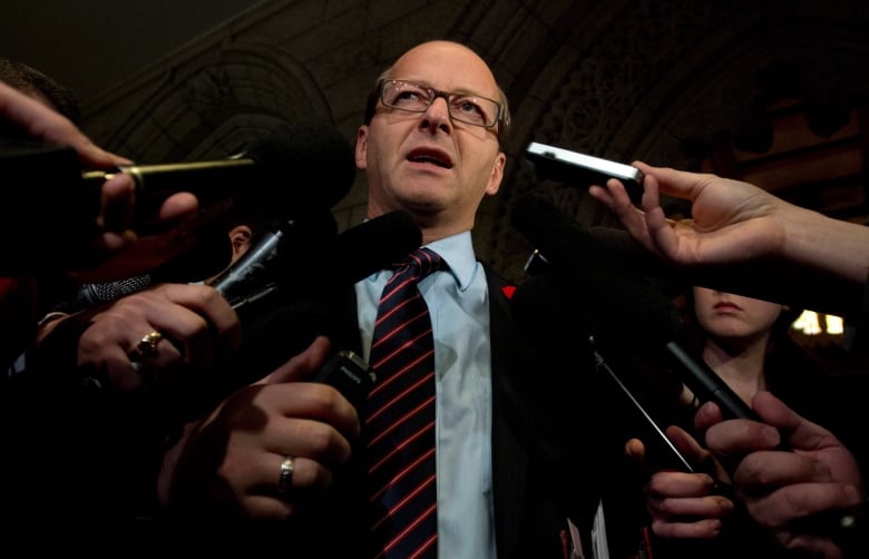 Leader of the Opposition in the Senate, Claude Carignan has introduced a bill he calls the first concrete legislative measure in Canada to protect journalistic sources.