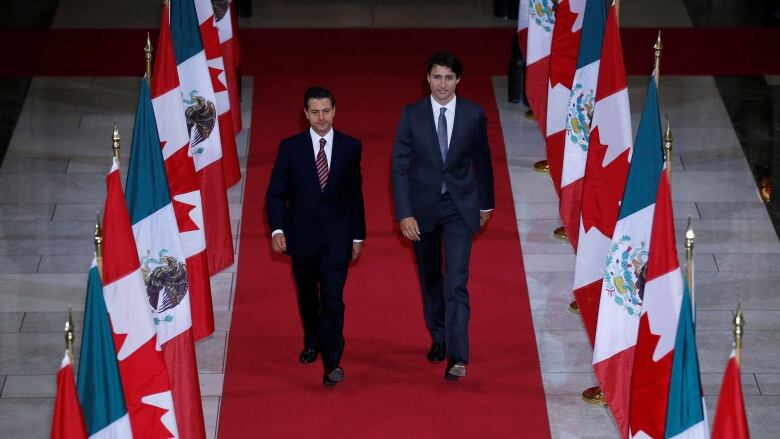 Canada's Prime Minister Justin Trudeau (R) and Mexico's President Enrique Pena Nieto walk in the Hall of Honour on Parliament Hill in Ottawa, Ontario, Canada, June 28, 2016. 