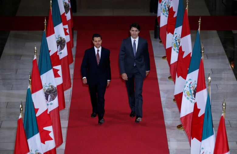 Canada's Prime Minister Justin Trudeau (R) and Mexico's President Enrique Pena Nieto walk in the Hall of Honour on Parliament Hill in Ottawa, Ontario, Canada, June 28, 2016. 