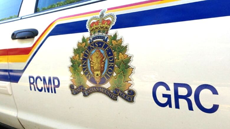 Image of RCMP logo on the side of a RCMP vehicle.