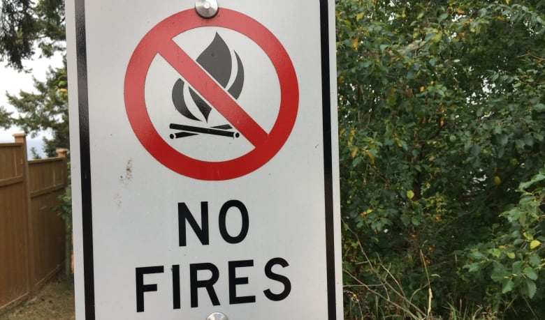 A sign that says 'no campfires.'