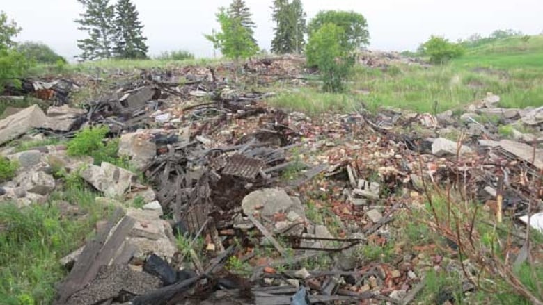 A photo of rubble in a field.