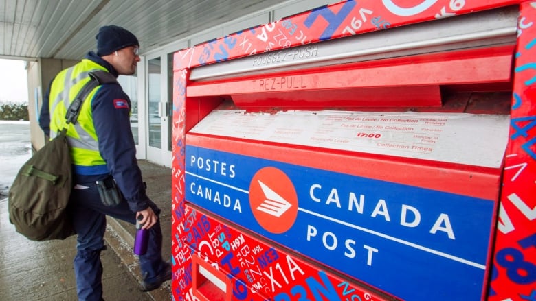 Canada Post workers return to work after the government ordered them to end their rotating strike Tuesday, November 27, 2018 in Montreal. 