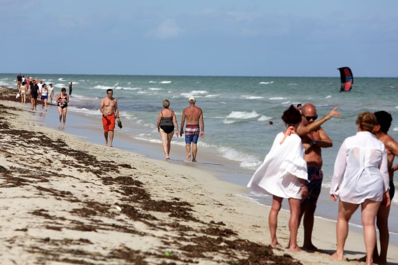 Tourists walk at the beach in Varadero, Cuba, December 7, 2018. Picture taken December 7, 2018. REUTERS/Fernando Medina - RC168E801020