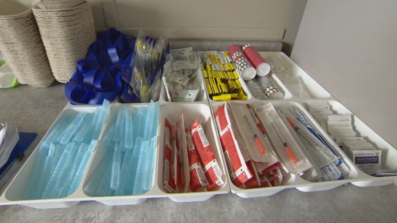 A compartmentalized tray of syringes and other drug-injection supplies.