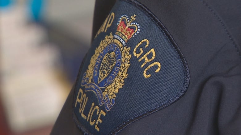 An up-close picture of an RCMP shoulder patch.