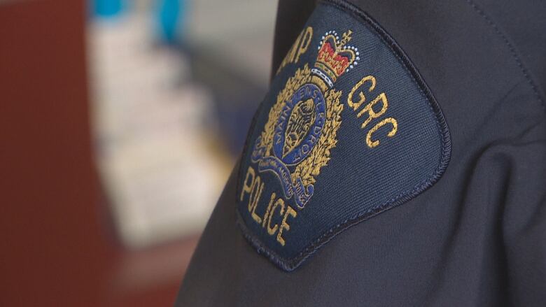 An up-close picture of an RCMP shoulder patch.