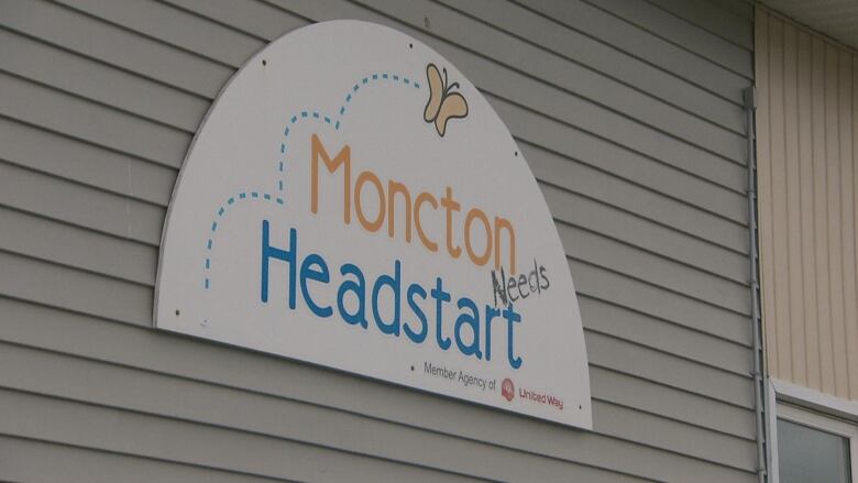 A crescent shaped sign that says Moncton Headstart