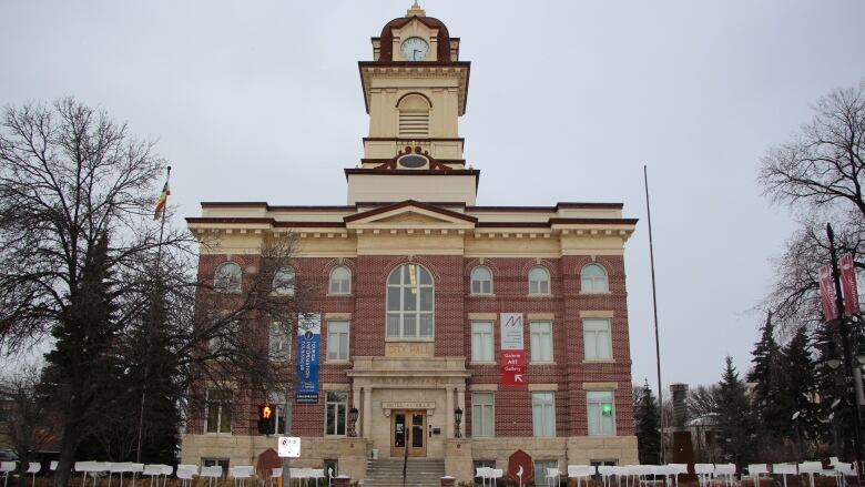 A three-storey city building with a tower structure protruding from the top is shown.