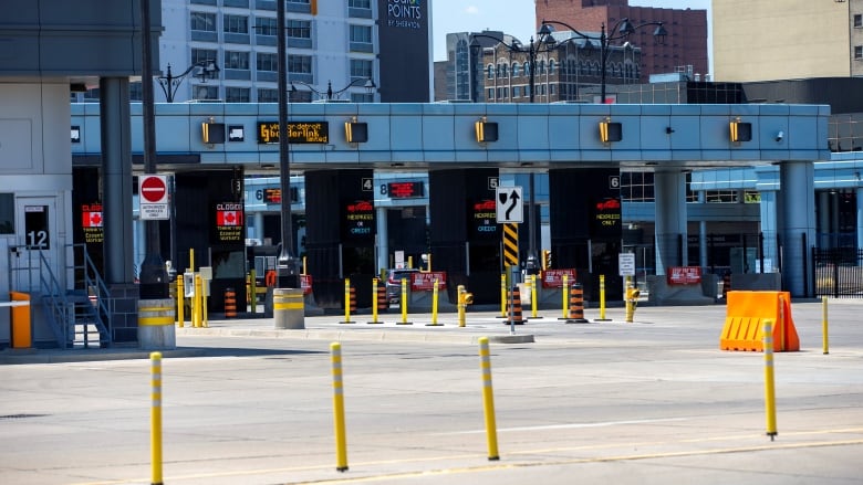 Vehciles at a border crossing