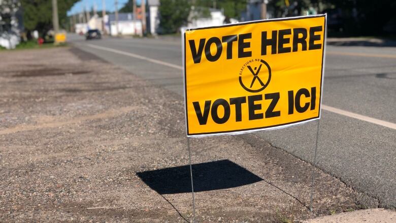 A sign on the side of a road that says 