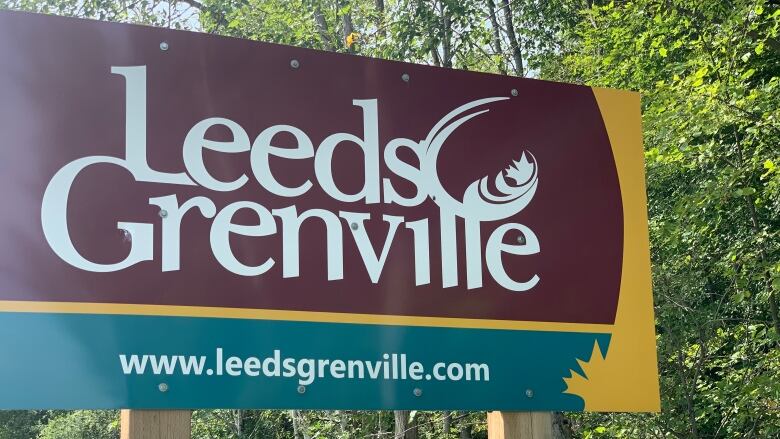 A road sign welcomes drivers to Leeds & Grenville county.