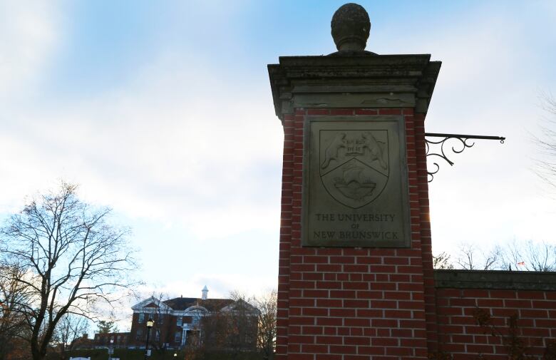 A sign that says the University of New Brunswick.