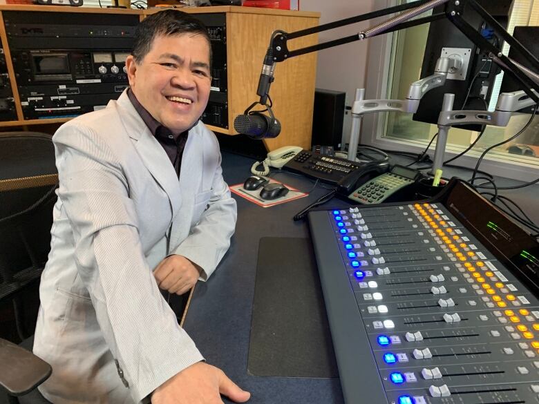 Manila-born Renato Barnachea has been broadcasting to the Filipino community in Calgary on both TV and radio for nearly 20 years.