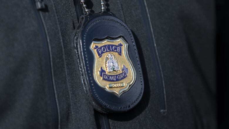 A close-up picture of an RCMP badge.