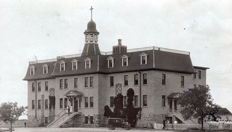 A black and white photo of a building.