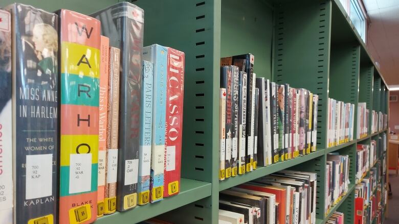 A book shelf filled with books.