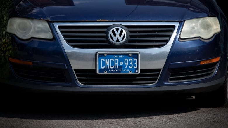 A blue Ontario licence plate on a blue car.