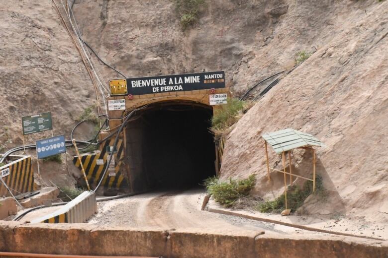 An entrance to a mine with the words that read 'Bienvenue a la mine'.