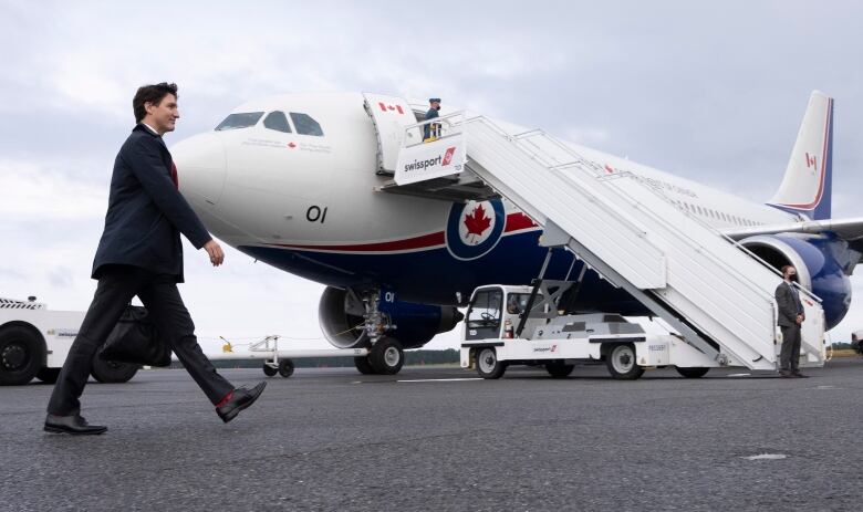 Trudeau standing in front of his plane