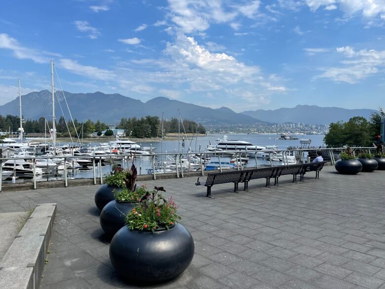 The view of the North Shore from Vancouvers Coal Harbour neighbourhood in August 2022.