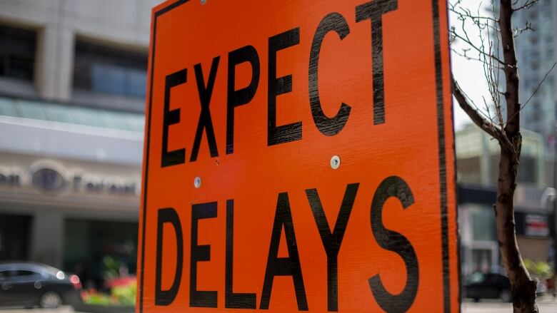 A road sign tells drivers to expect delays in a construction zone.