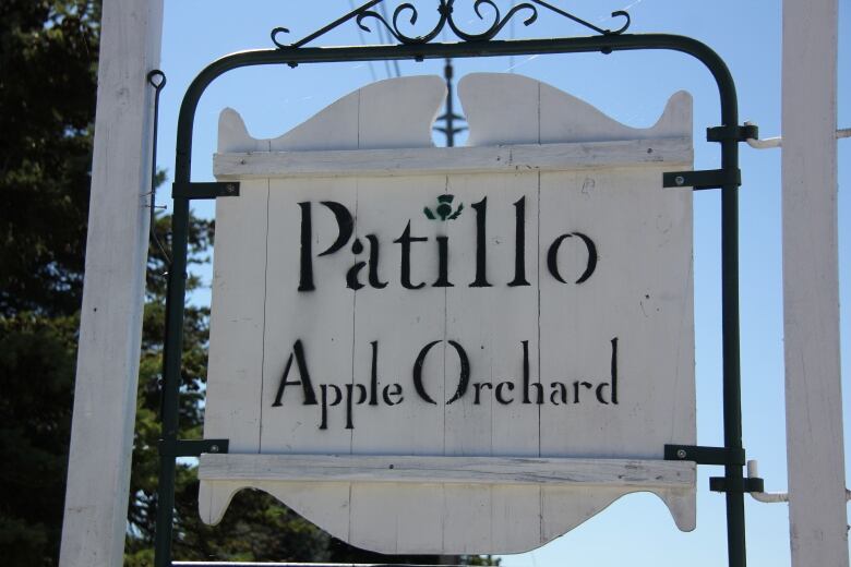 A sign for an apple orchard