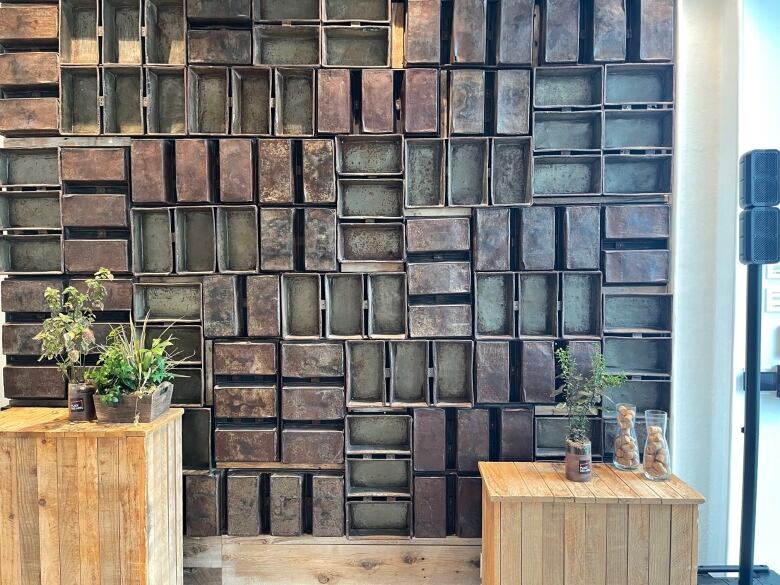 A wall covered in rusted bread pans.