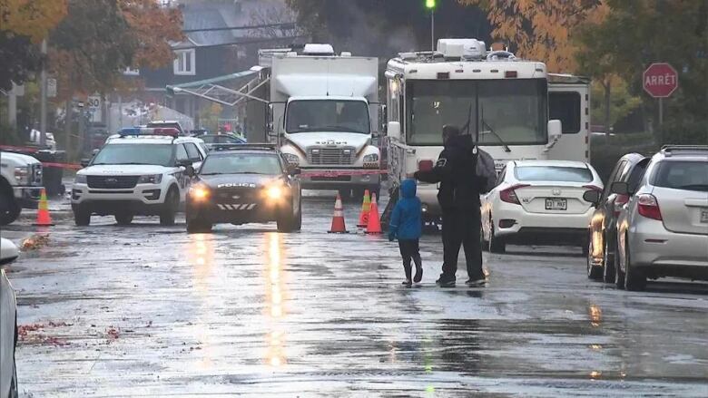 Two Laval police cruisers arrive  in Sainte-Dorothe.