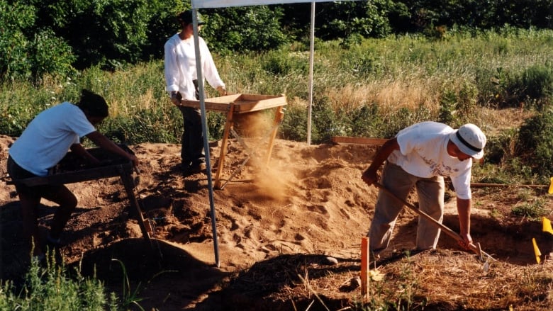 A photograph from the late 90s of archaeologists digging on Mount Albion in Hamilton. 