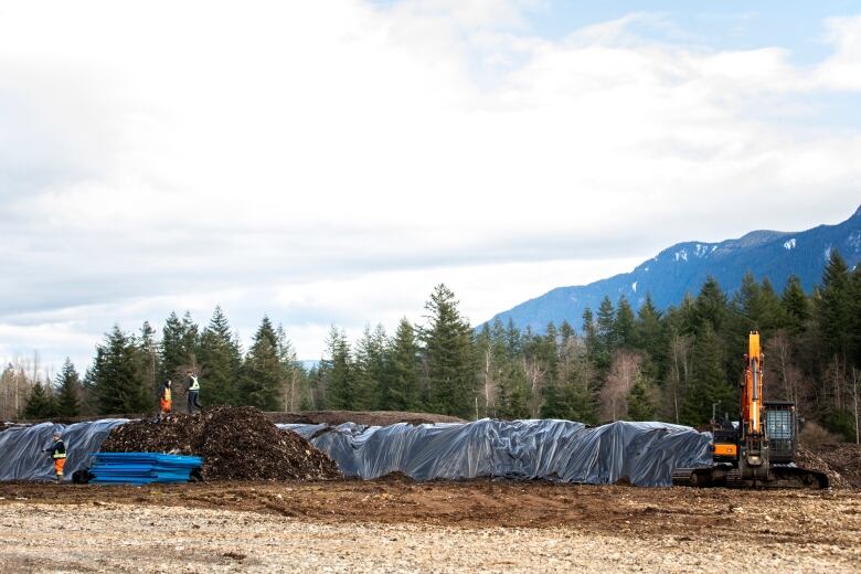 The Ministry of Environment has ordered waste dunes to be covered with tarps to prevent runoff from the rain.