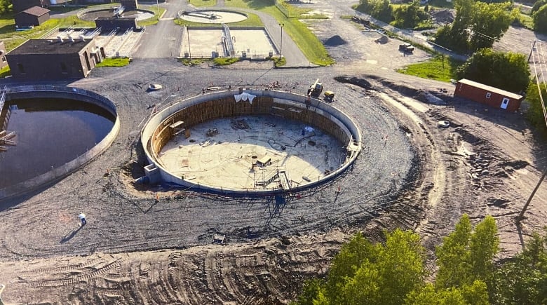 An aeriel photo of a large circular tank in the ground