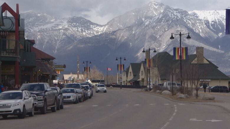 A street in Jasper can be seen against a backdrop of the Rocky Mountains.