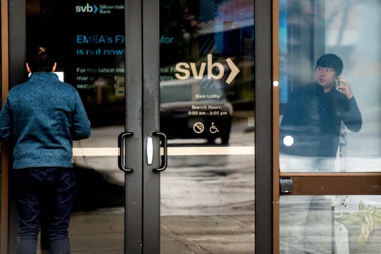 A customer reads a notice at the headquarters of Silicon Valley Bank in Santa Clara, Calif.