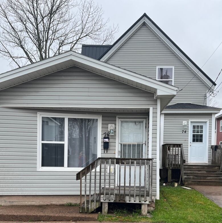 A house subdivided into apartments is shown. 