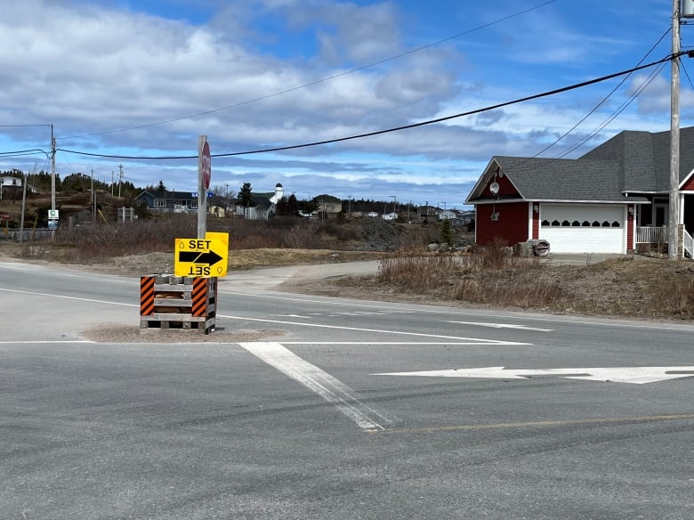 a sign that says set with arrow on a road