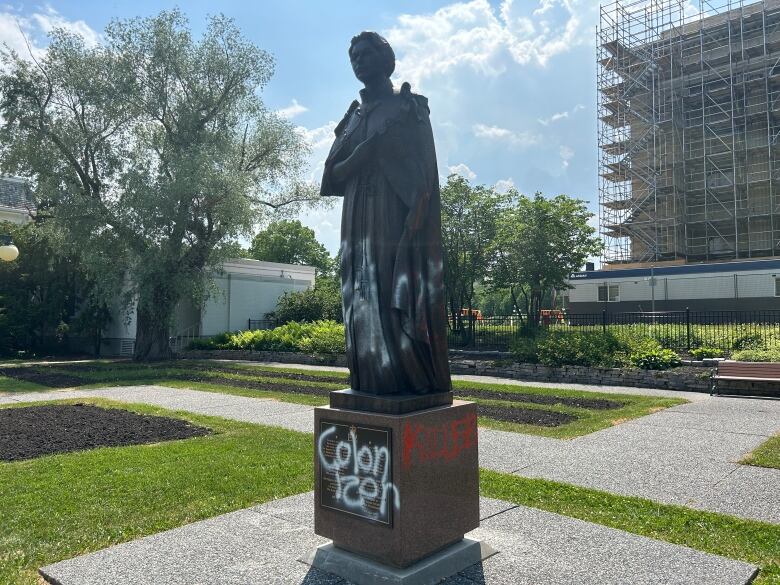 A bronze statue with the words 