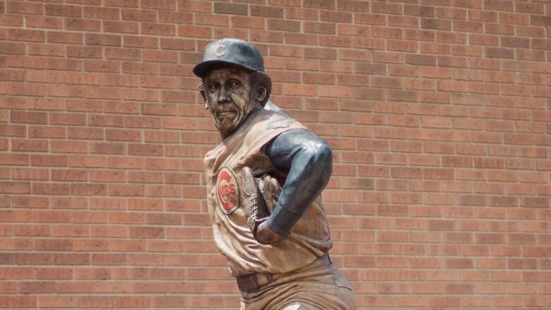 Statue of Baseball Hall of Famer Fergie Jenkins is unveiled in his hometown of Chatham, Ont.