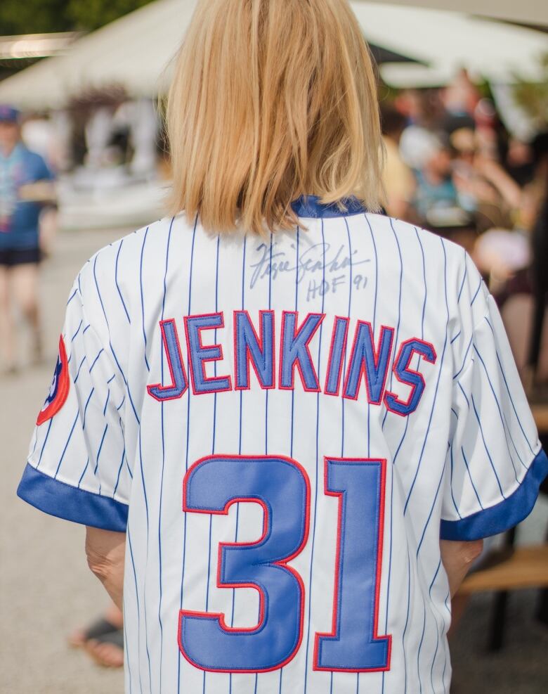 A fan of Fergie Jenkins show off a signed Chicago Cubs jersey.