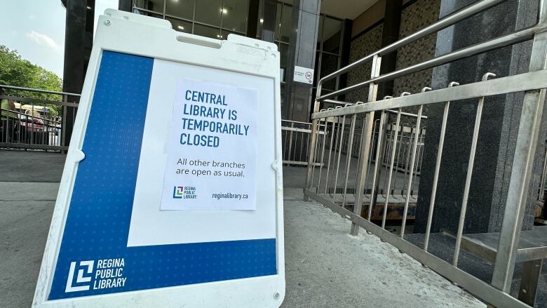 A sign outside a building proclaims that the central library is temporarily closed.