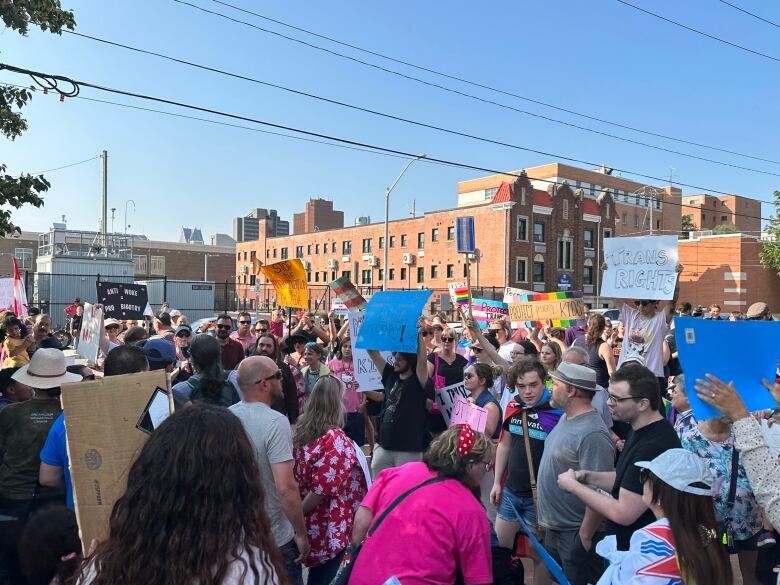 Groups of crowds facing each other. 