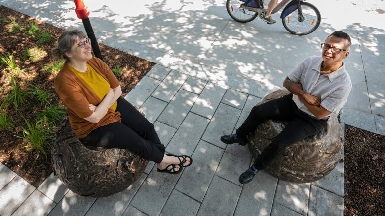 Photo: Radio-Canada / Ivanoh Demers Confrence de presse de la mairesse de Montral, Valrie Plante concernant la journe nationale des Autochtones.   Photo prise au 120 rue Peel,  Montral, Qubec, Canada. Sur la photo: (Gauche  droite)  Les deux artistes Kyra Revenko et Mc Snow.   Le 20 Juin  2023   2023/06/20