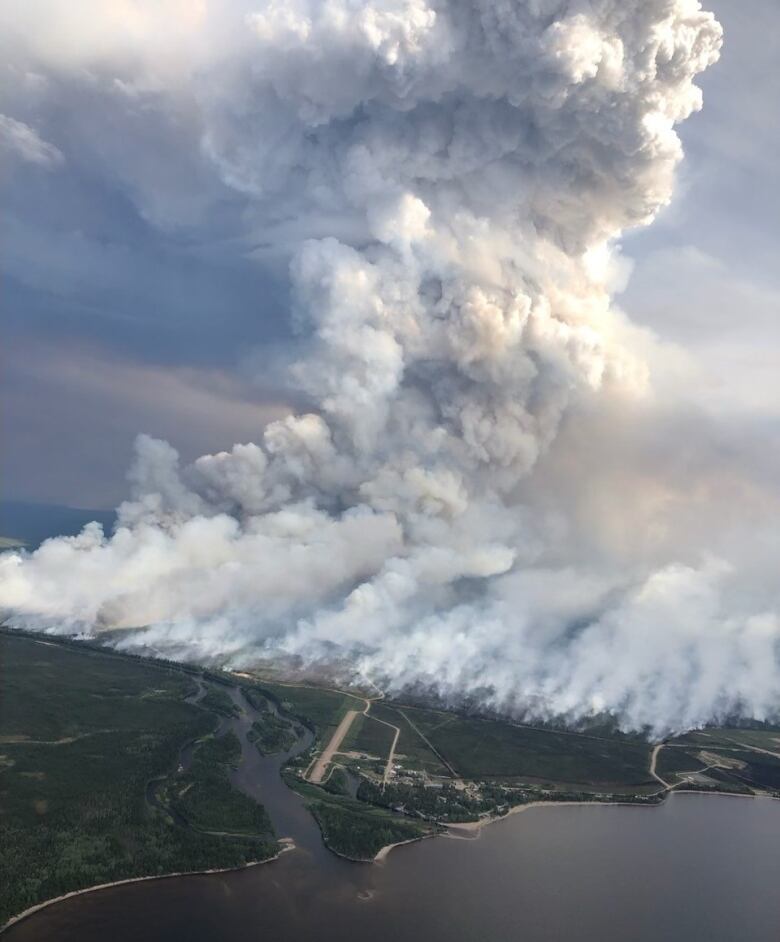 a large plume of smoke in the sky