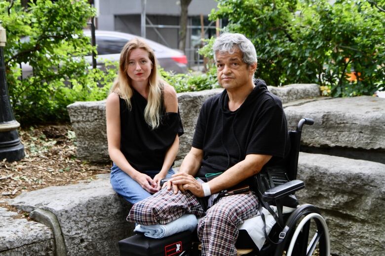 Woman and man who sits in wheelchair 