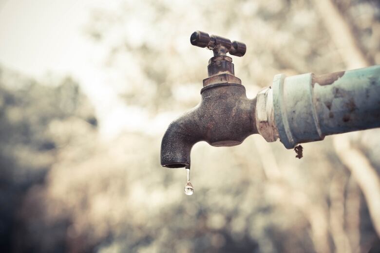 A faucet with a water drop.