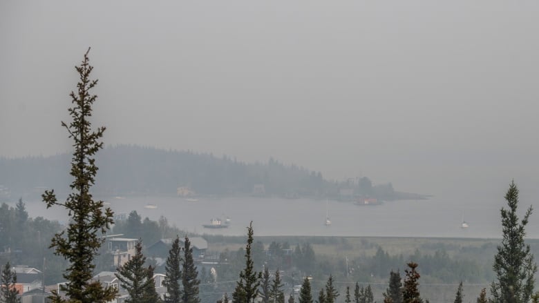 Heavy smoke from nearby wildfires fills the sky in Yellowknife on Tuesday, August 15, 2023. 